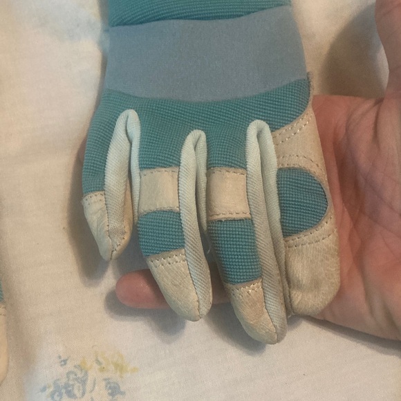 Women's Gloves - Picture 15 of 17